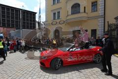 FC Ingolstadt 04 - Meisterfeier - Auto Corso vom Audi Sportpark in die Stadt - Eintreffen am Rathausplatz Bundesligaaufstieg