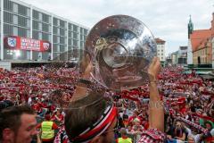 FC Ingolstadt 04 - Meisterfeier - Rathausplatz - Stimmung, Fans Fahnen Schal, Bundesligaaufstieg Meisterschale