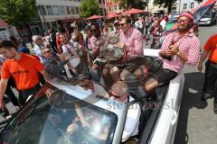 FC Ingolstadt 04 - Meisterfeier - Auto Corso vom Audi Sportpark in die Stadt - Paradeplatz Roger de Oliveira Bernardo (8, FCI) Cheftrainer Ralph Hasenhüttl (FCI) Marvin Matip (34, FCI) Meisterschale Bundesligaaufstieg