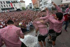 FC Ingolstadt 04 - Meisterfeier - Bundesliga Aufstieg - voller Rathausplatz - Stimmung - Fans - Lukas Hinterseer (16, FCI) singt und Bierdusche von Almog Cohen (36, FCI)