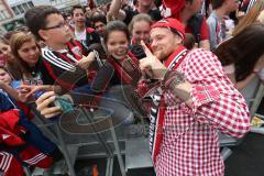 FC Ingolstadt 04 - Meisterfeier - Bundesliga Aufstieg - voller Rathausplatz - Stimmung - Fans - Autogramme und Selfies Fotos mit Tobias Levels (28, FCI)