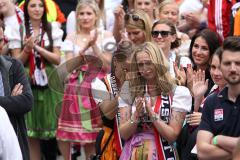 FC Ingolstadt 04 - Meisterfeier - Bundesliga Aufstieg - voller Rathausplatz - Stimmung - Fans - Karl-Heinz Lappe (25, FCI) wird verabschiedet und Frau Magdalena Lappe weint