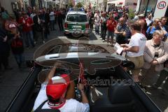 FC Ingolstadt 04 - Meisterfeier - Auto Corso vom Audi Sportpark in die Stadt - Fußgängerzone mit Ordnungsdienst Bundesligaaufstieg