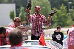 FC Ingolstadt 04 - Meisterfeier - Bundesliga Aufstieg - Rathausplatz - Auto Corso - Cheftrainer Ralph Hasenhüttl (FCI) und Marvin Matip (34, FCI)