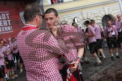 FC Ingolstadt 04 - Meisterfeier - Bundesliga Aufstieg - voller Rathausplatz - Stimmung - Fans - Ralph Gunesch (26, FCI) wird verabschiedet von Cheftrainer Ralph Hasenhüttl (FCI)