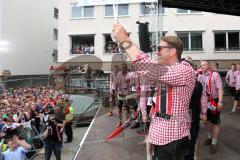 FC Ingolstadt 04 - Meisterfeier - Bundesliga Aufstieg - voller Rathausplatz - Stimmung - Fans - Verleihung Goldene Medaille der Stadt - Marvin Matip (34, FCI) und Cheftrainer Ralph Hasenhüttl (FCI) mit Meisterschale