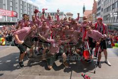 FC Ingolstadt 04 - Meisterfeier - Auto Corso vom Audi Sportpark in die Stadt - Mannschaftsfoto vor den Fans Rathausplatz Bundesligaaufstieg