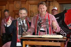 FC Ingolstadt 04 - Meisterfeier - Bundesliga Aufstieg - voller Rathausplatz - Stimmung - Fans - Historischer Sitzungssaal, Eintrag ins Goldene Buch - Oberbürgermeister Dr. Christian Lösel mit Cheftrainer Ralph Hasenhüttl (FCI)