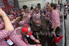 FC Ingolstadt 04 - Meisterfeier - Bundesliga Aufstieg - voller Rathausplatz - Stimmung - Fans - Andre Mijatović (4, FCI) wird verabschiedet, Tränen, alle verbeugen sich vor ihm