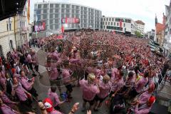 FC Ingolstadt 04 - Meisterfeier - Rathausplatz - Stimmung, Fans Fahnen Schal, Mannschaft feiert vor den Fans Bundesligaaufstieg