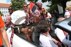 FC Ingolstadt 04 - Meisterfeier - Auto Corso vom Audi Sportpark in die Stadt - Paradeplatz Roger de Oliveira Bernardo (8, FCI) Cheftrainer Ralph Hasenhüttl (FCI) Marvin Matip (34, FCI) Meisterschale Bundesligaaufstieg