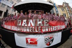 FC Ingolstadt 04 - Meisterfeier - Rathausplatz - Stimmung, Fans Fahnen Schal, Bundesligaaufstieg Danke an die Fans Spruchband Fischauge