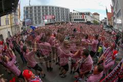 FC Ingolstadt 04 - Meisterfeier - Rathausplatz - Stimmung, Fans Fahnen Schal, Mannschaft feiert vor den Fans Bundesligaaufstieg