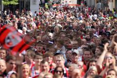 FC Ingolstadt 04 - Meisterfeier - Bundesliga Aufstieg - voller Rathausplatz - Stimmung - Fans - Strasse zum Rathausplatz gefüllt