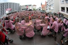 FC Ingolstadt 04 - Meisterfeier - Rathausplatz - Stimmung, Fans Fahnen Schal, Mannschaft kniet vor den Fans Bundesligaaufstieg