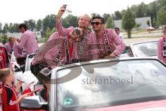 FC Ingolstadt 04 - Meisterfeier - Auto Corso vom Audi Sportpark in die Stadt - Moritz Hartmann (9, FCI) Tobias Levels (28, FCI) Torwart Andre Weis (33,FCI)