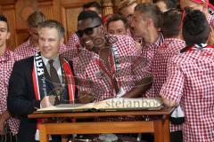 FC Ingolstadt 04 - Meisterfeier - Bundesliga Aufstieg - voller Rathausplatz - Stimmung - Fans - Historischer Sitzungssaal, Eintrag ins Goldene Buch - Oberbürgermeister Dr. Christian Lösel und Roger de Oliveira Bernardo (8, FCI)