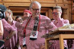 FC Ingolstadt 04 - Meisterfeier - Bundesliga Aufstieg - voller Rathausplatz - Stimmung - Fans - Historischer Sitzungssaal, Eintrag ins Goldene Buch - Vorsitzender des Vorstandes Peter Jackwerth (FCI) schaut auf die Meisterschale