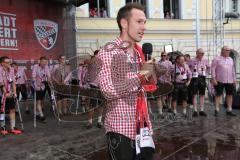 FC Ingolstadt 04 - Meisterfeier - Bundesliga Aufstieg - voller Rathausplatz - Stimmung - Fans - Karl-Heinz Lappe (25, FCI) wird verabschiedet