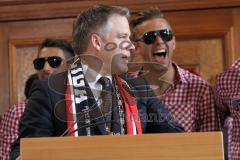 FC Ingolstadt 04 - Meisterfeier - Bundesliga Aufstieg - voller Rathausplatz - Stimmung - Fans - Historischer Sitzungssaal, Eintrag ins Goldene Buch - Oberbürgermeister Dr. Christian Lösel