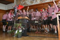 FC Ingolstadt 04 - Meisterfeier - Bundesliga Aufstieg - voller Rathausplatz - Stimmung - Fans - Historischer Sitzungssaal, Eintrag ins Goldene Buch - Oberbürgermeister Dr. Christian Lösel, hinter ihm feiert die Mannschaft