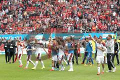 2. Bundesliga - Fußball - 1. FC Kaiserslautern - FC Ingolstadt 04 - 1:1 Unentschieden, Spiel ist aus, die Ingolstädter bedanken sich bei den Fans, Jubel