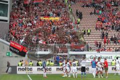 2. Bundesliga - Fußball - 1. FC Kaiserslautern - FC Ingolstadt 04 - 1:1 Unentschieden, Spiel ist aus, die Spieler bei der Fankurve Jubel