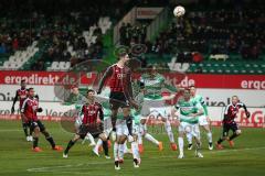 2. Bundesliga - Fußball - SpVgg Greuther Fürth - FC Ingolstadt 04 - mitte links Mathew Leckie (7 - FC Ingolstadt 04) Ecke Kopfball, neben ihm Stefan Thesker (GF)