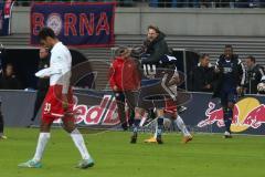 2. Bundesliga - RB Leipzig - FC Ingolstadt 04 - Sieg in Leipzig Cheftrainer Ralph Hasenhüttl feiert das mit Torschütze Pascal Groß (10)