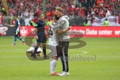 2. Bundesliga - Fußball - 1. FC Kaiserslautern - FC Ingolstadt 04 - 1:1 Unentschieden, Spiel ist aus Cheftrainer Ralph Hasenhüttl (FCI) umarmt Karl-Heinz Lappe (25, FCI)