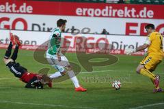 2. Bundesliga - Fußball - SpVgg Greuther Fürth - FC Ingolstadt 04 - Flugkopfball von links Moritz Hartmann (9 - FC Ingolstadt 04) trifft Torwart Wolfgang Hesl (GF). mitte Stefan Thesker (GF)