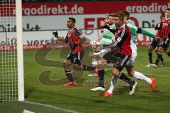 2. Bundesliga - Fußball - SpVgg Greuther Fürth - FC Ingolstadt 04 - links Marvin Matip (34 - FC Ingolstadt 04) mitte 4 Stefan Thesker und rechts Lukas Hinterseer 16 schießt vorbei