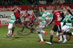 2. Bundesliga - Fußball - SpVgg Greuther Fürth - FC Ingolstadt 04 - links Marvin Matip (34 - FC Ingolstadt 04) mitte 4 Stefan Thesker und rechts Lukas Hinterseer 16 schießt vorbei