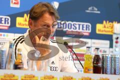 2. Bundesliga - Fußball - VfL Bochum - FC Ingolstadt 04 - Pressekonferenz, Cheftrainer Ralph Hasenhüttl (FCI) lacht