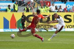 2. Bundesliga - Fußball - 1. FC Kaiserslautern - FC Ingolstadt 04 - Max Christiansen (19, FCI) zieht ab und trifft zum 1:1 Ausgleich Tor Jubel, links Markus Karl (1.FCK 37) kommt nicht hin