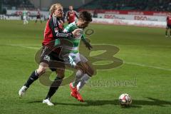 2. Bundesliga - Fußball - SpVgg Greuther Fürth - FC Ingolstadt 04 - links Tobias Levels (28 - FC Ingolstadt 04) und rechts Zsolt Korcsmar (GF)