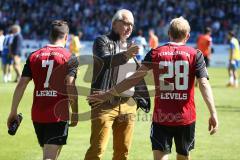 2. Bundesliga - Fußball - VfL Bochum - FC Ingolstadt 04 - Speil ist aus, Niederlage, Vorsitzender des Vorstandes Peter Jackwerth (FCI) mit Mathew Leckie (7, FCI) und Tobias Levels (28, FCI)