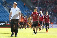 2. Bundesliga - Fußball - VfL Bochum - FC Ingolstadt 04 - Speil ist aus, Niederlage, Cheftrainer Ralph Hasenhüttl (FCI) geht mit dem Team in die Kabine, Alfredo Morales (6, FCI)