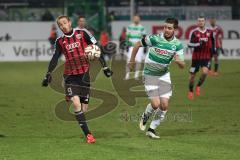 2. Bundesliga - Fußball - SpVgg Greuther Fürth - FC Ingolstadt 04 - links Moritz Hartmann (9 - FC Ingolstadt 04) und rechts Niko Gießelmann (GF)