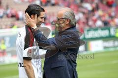 2. Bundesliga - Fußball - 1. FC Kaiserslautern - FC Ingolstadt 04 - 1:1 Unentschieden, Spiel ist aus, Vorsitzender des Vorstandes Peter Jackwerth (FCI) umarmt Andre Mijatović (4, FCI)