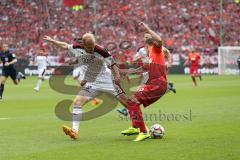 2. Bundesliga - Fußball - 1. FC Kaiserslautern - FC Ingolstadt 04 - Tobias Levels (28, FCI) Simon Zoller (1.FCK 9)