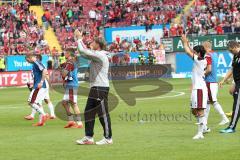 2. Bundesliga - Fußball - 1. FC Kaiserslautern - FC Ingolstadt 04 - 1:1 Unentschieden, Spiel ist aus, die Ingolstädter bedanken sich bei den Fans, Jubel Cheftrainer Ralph Hasenhüttl (FCI)