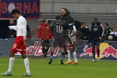 2. Bundesliga - RB Leipzig - FC Ingolstadt 04 - Sieg in Leipzig Cheftrainer Ralph Hasenhüttl feiert das mit Torschütze Pascal Groß (10)