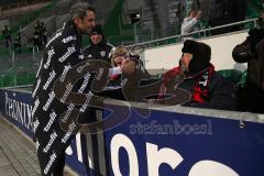 2. Bundesliga - Fußball - SpVgg Greuther Fürth - FC Ingolstadt 04 - Torwart Ramazan Özcan (1 - FC Ingolstadt 04) begrüßt die mitgereisten Fans