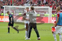 2. Bundesliga - Fußball - 1. FC Kaiserslautern - FC Ingolstadt 04 - 1:1 Unentschieden, Spiel ist aus, Cheftrainer Ralph Hasenhüttl (FCI) gratuliert dem Torschützen Max Christiansen (19, FCI)