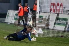 2. Bundesliga - Fußball - SpVgg Greuther Fürth - FC Ingolstadt 04 - Torwart Ramazan Özcan (1 - FC Ingolstadt 04) kann parieren, Ball knapp vorbei