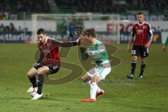 2. Bundesliga - Fußball - SpVgg Greuther Fürth - FC Ingolstadt 04 - links Mathew Leckie (7 - FC Ingolstadt 04) und rechts Zsolt Korcsmar (GF)