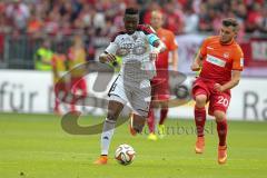 2. Bundesliga - Fußball - 1. FC Kaiserslautern - FC Ingolstadt 04 - Roger de Oliveira Bernardo (8, FCI) am Ball rechts Kevin Stöger (1.FCK 20)