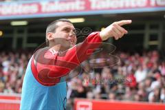 2. Bundesliga - Fußball - 1. FC Kaiserslautern - FC Ingolstadt 04 - Ralph Gunesch (26, FCI) begrüßt die Fans