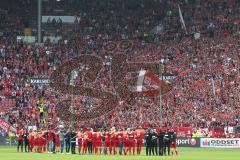 2. Bundesliga - Fußball - 1. FC Kaiserslautern - FC Ingolstadt 04 - 1:1 Unentschieden, Spiel ist aus, 1. FC Kaiserslautern vor den Fans Fahnen